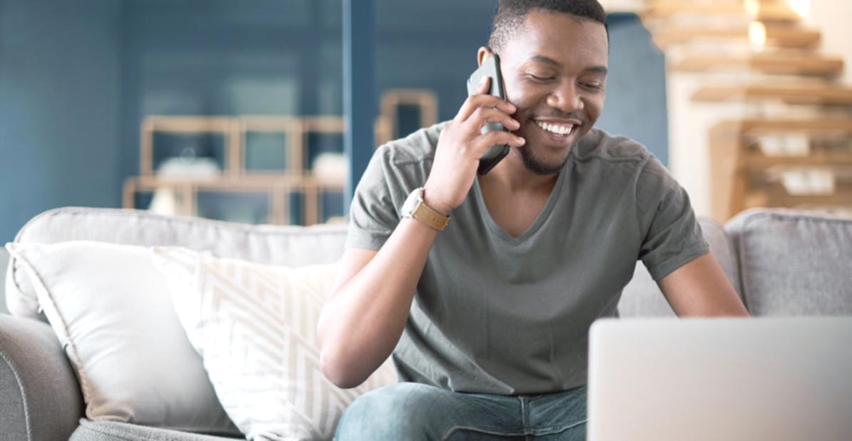 Teilnehmer bei der Arbeit mit Programmmaterialien