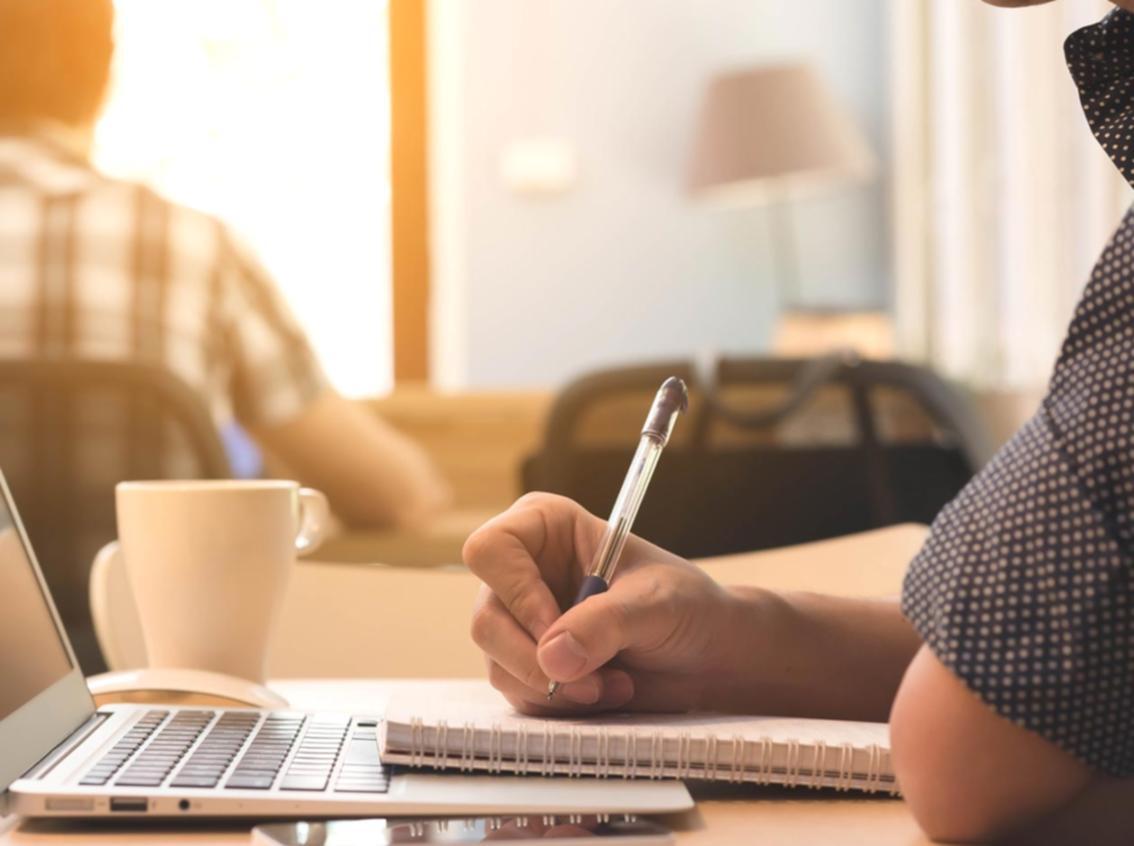 Person beim Nachdenken über Lebensentscheidungen