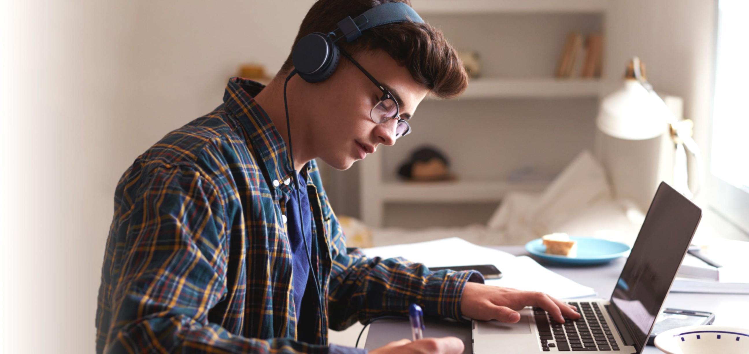 Arbeitsumgebung mit Notizen und Reflexionsmaterialien für persönliche Entwicklung